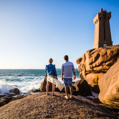 Couple vers le phare de ploumanach